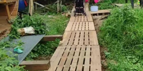 Jak vyrobit cesty z palet v zemi vlastníma rukama